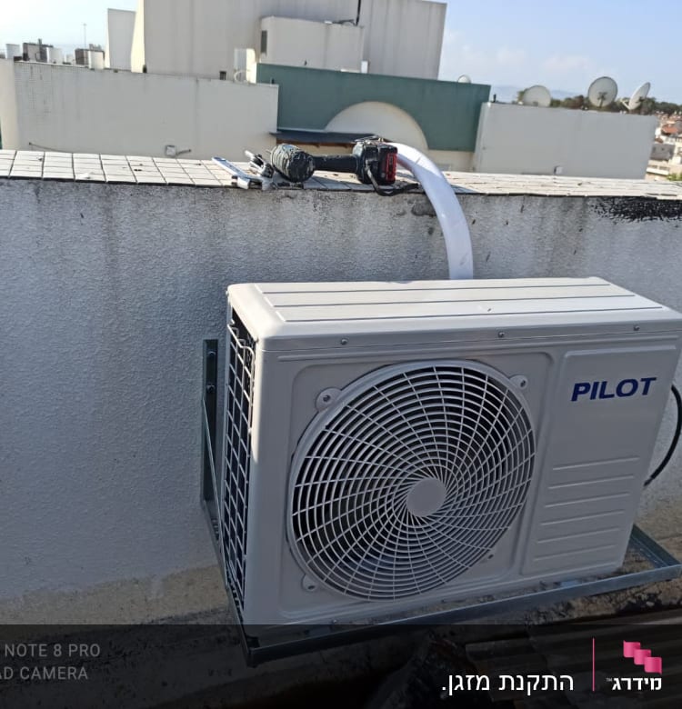 יחידת מיזוג אוויר חיצונית מותקנת על קיר